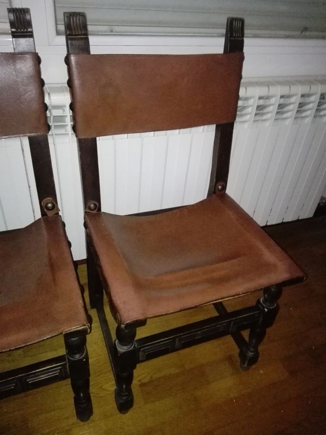 Sillas de cuero marrón