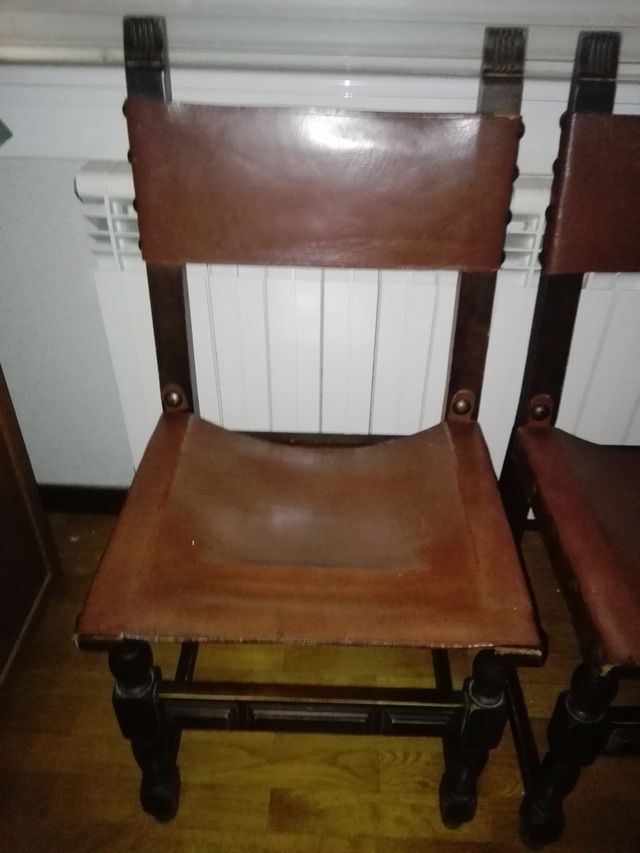 Sillas de cuero marrón