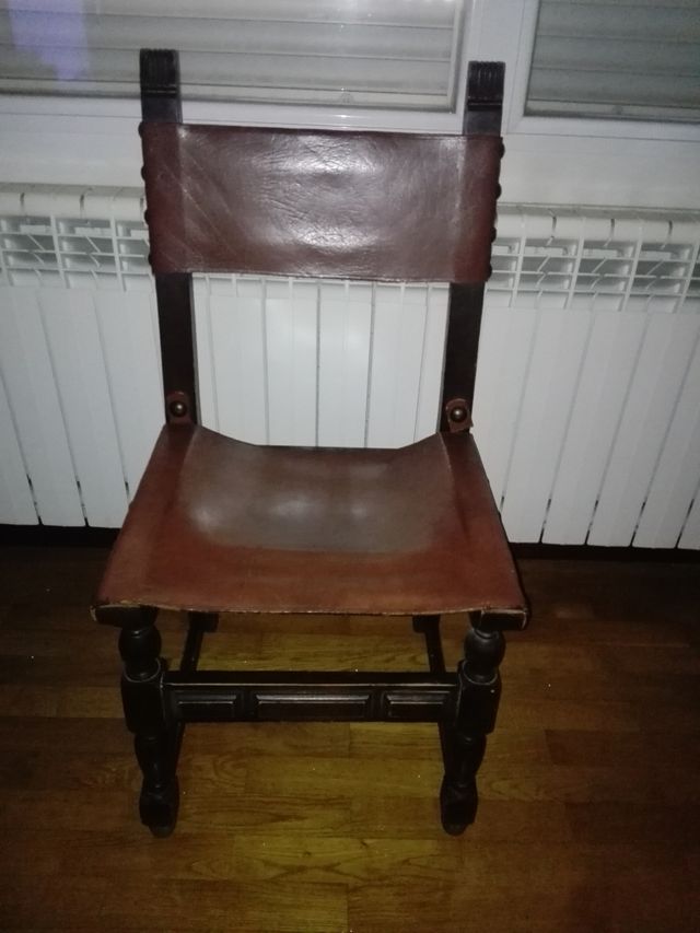 Sillas de cuero marrón