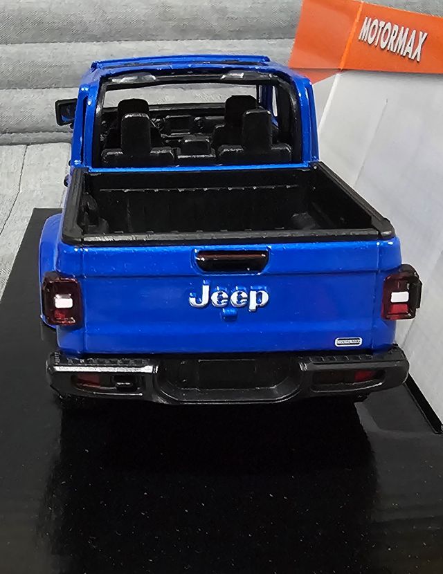 modellino Jeep Gladiator Overland scala 1:24 nuovo