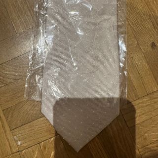 Corbata y pañuelo de seda gris marca caramelo 