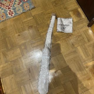 Corbata y pañuelo de seda gris marca caramelo 