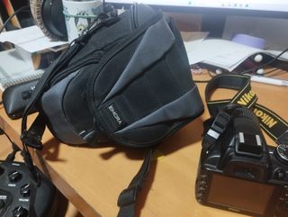Nikon D3100 + trípode + mando distancia + funda.