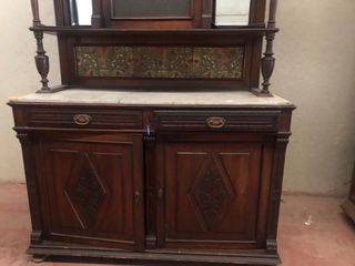 Aparador antiguo con azulejos