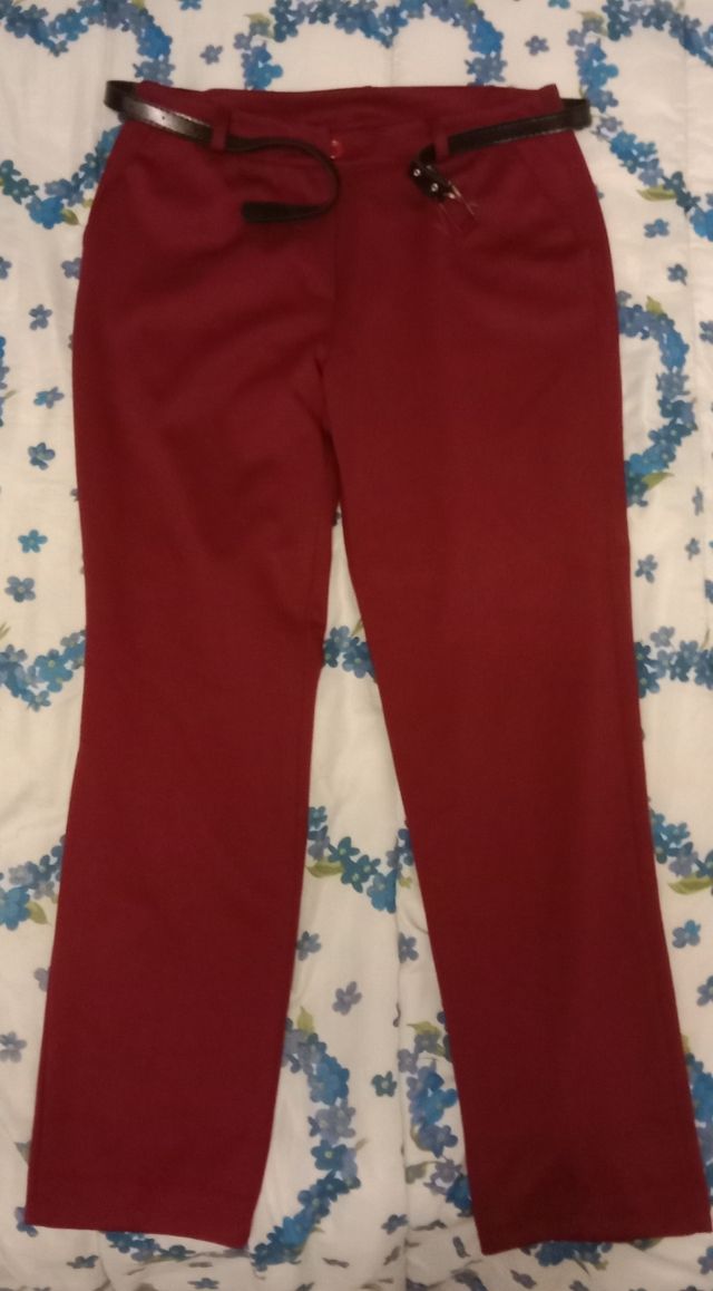 Due paia di pantaloni da donna.