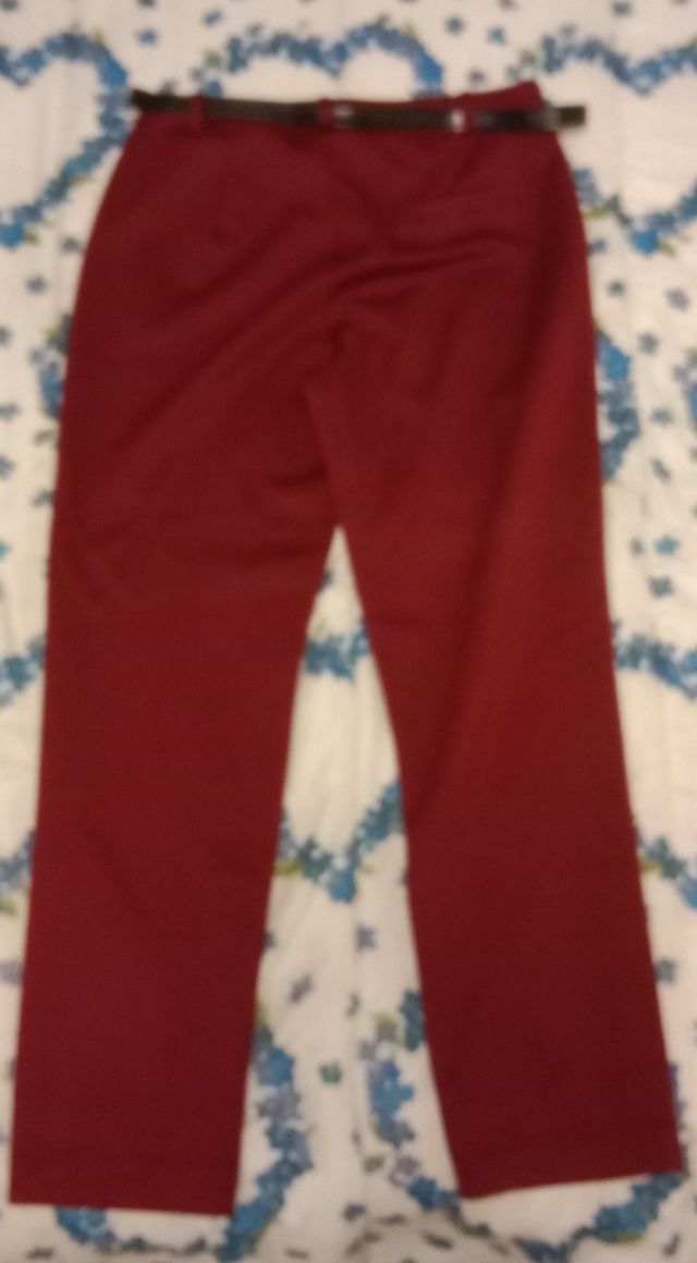 Due paia di pantaloni da donna.