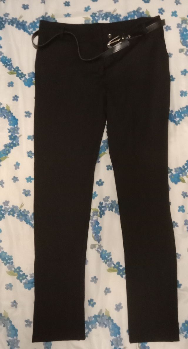 Due paia di pantaloni da donna.