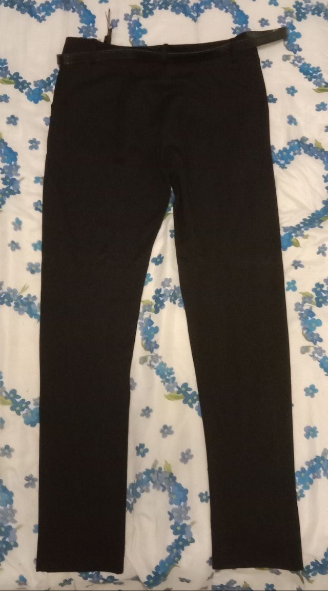 Due paia di pantaloni da donna.