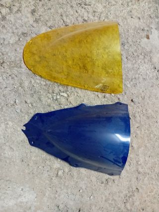 Cúpulas de moto amarilla y azul