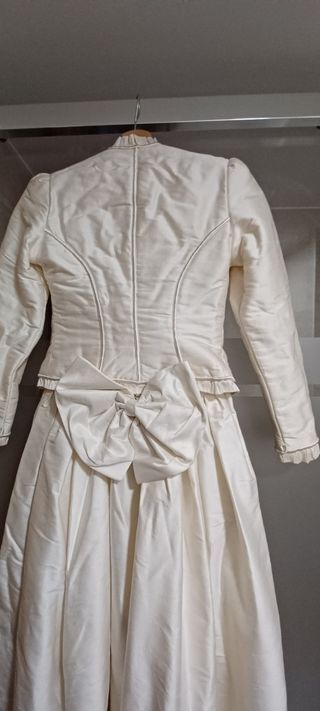 Vestido novia en seda natural. Bordado de pedreria