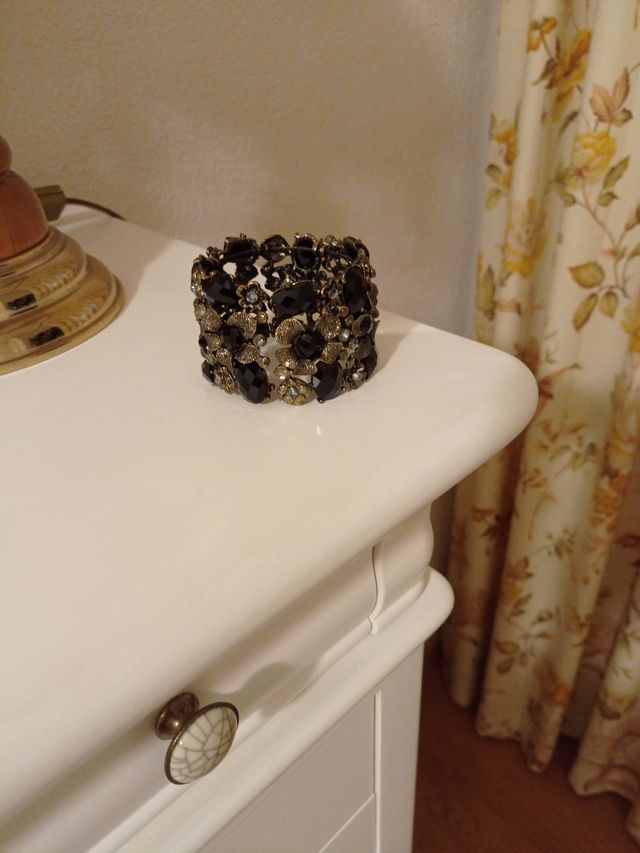 Brazalete con piedras de color negras