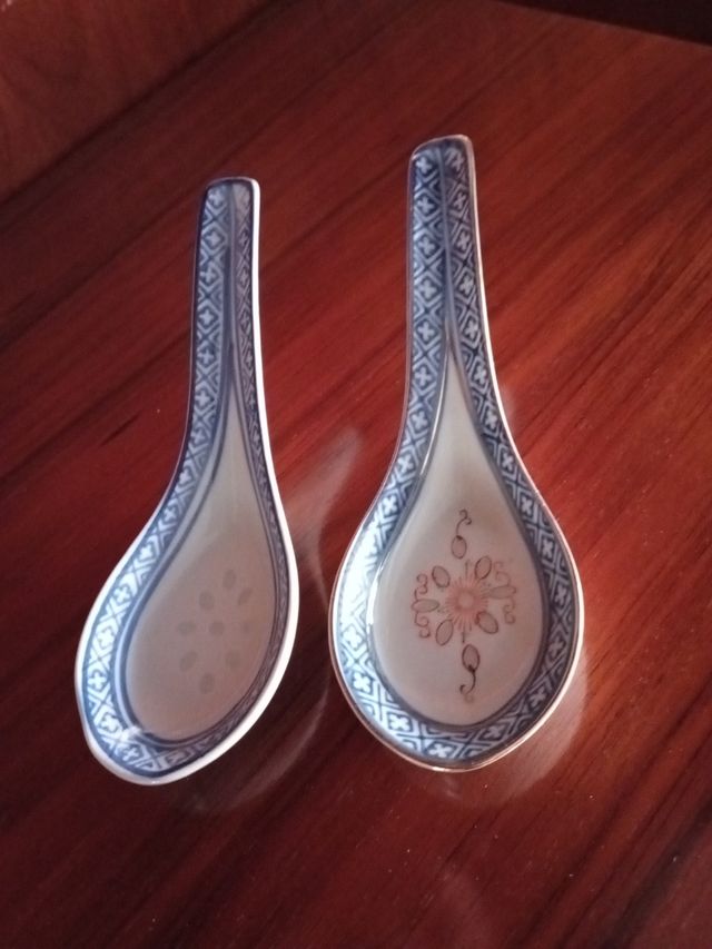 Cuenco chino y cucharas