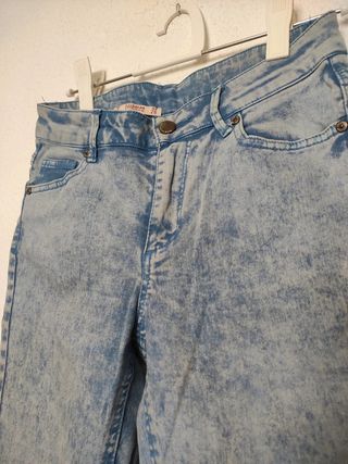 Pantalón vaquero pitillo azul claro desgastado
