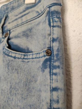 Pantalón vaquero pitillo azul claro desgastado