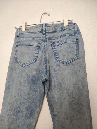 Pantalón vaquero pitillo azul claro desgastado