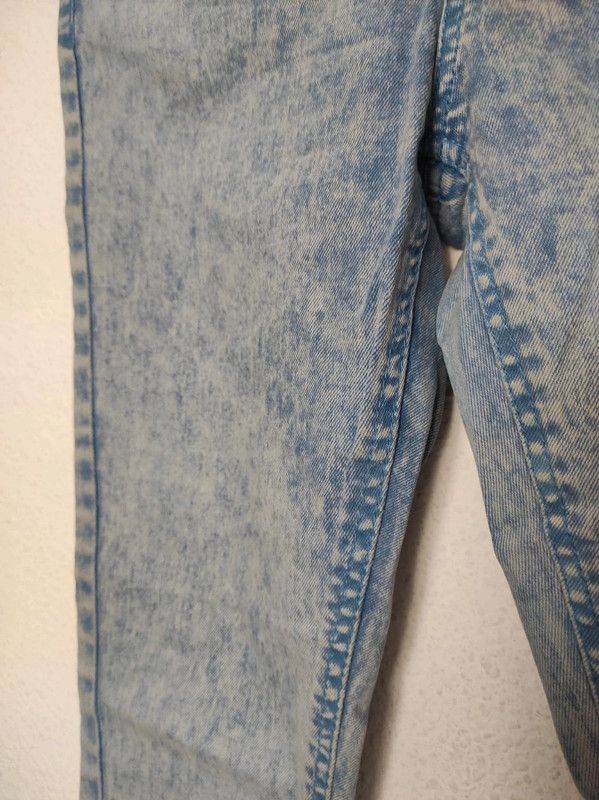 Pantalón vaquero pitillo azul claro desgastado 