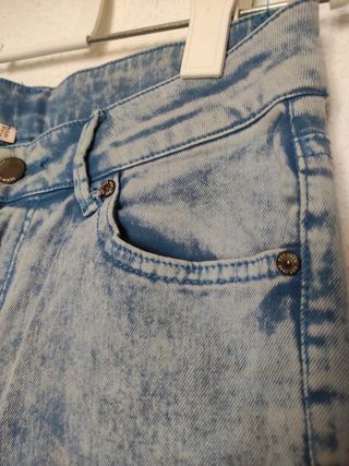 Pantalón vaquero pitillo azul claro desgastado