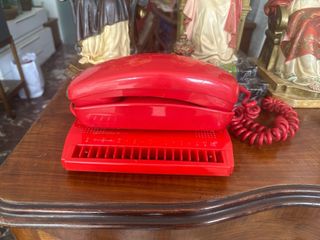 Agenda telefónica vintage roja y telefono vintage