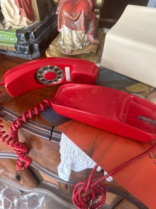 Agenda telefónica vintage roja y telefono vintage