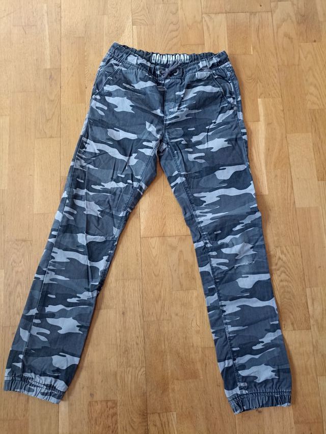 Pantalón tela tipo camuflaje - C&A 12 años