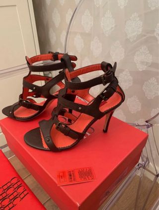 Sandalia Carolina Herrera.