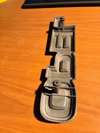 Emblema opel monterey 897184751