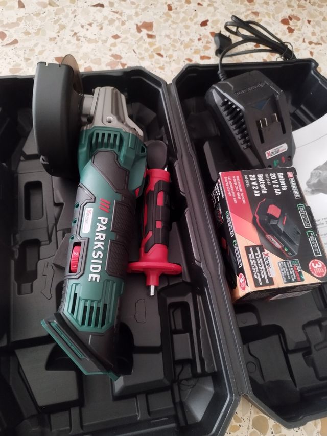 Smerigliatrice con caricabatterie