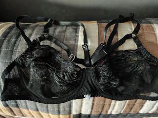Conjunto de ropa interior con plumas 