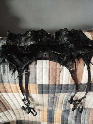 Conjunto de ropa interior con plumas 