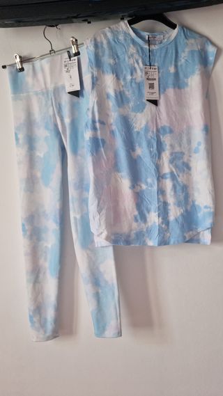 Mallas y camiseta deporte Stradivarius.