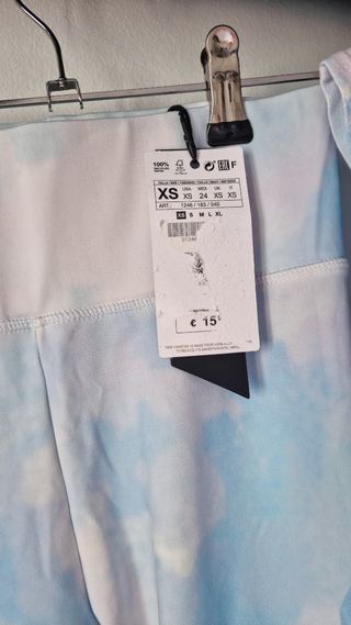 Mallas y camiseta deporte Stradivarius.