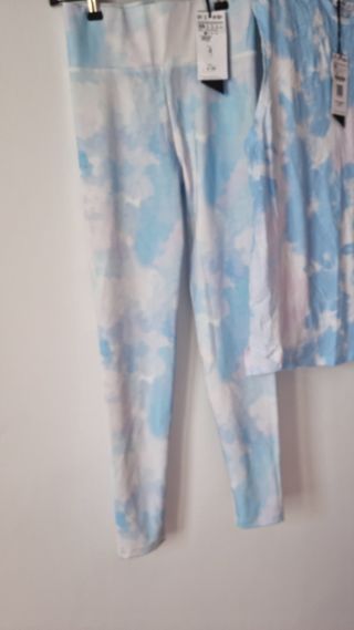 Mallas y camiseta deporte Stradivarius.