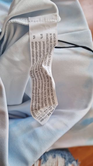 Mallas y camiseta deporte Stradivarius.