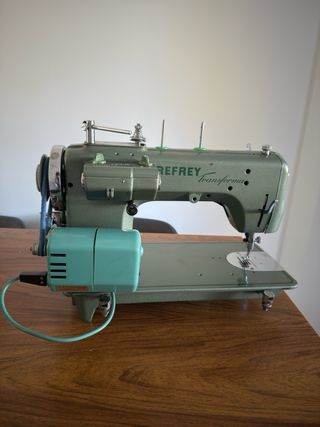 Máquina de coser Refrey Transforma 427