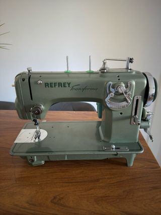 Máquina de coser Refrey Transforma 427