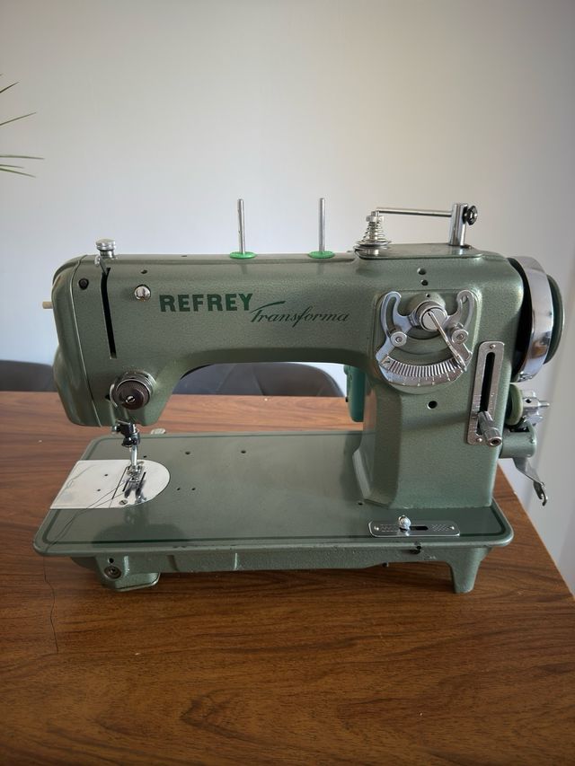Máquina de coser Refrey Transforma 427