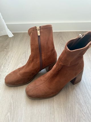 Botines de punta cuadrada color camel de tacón
