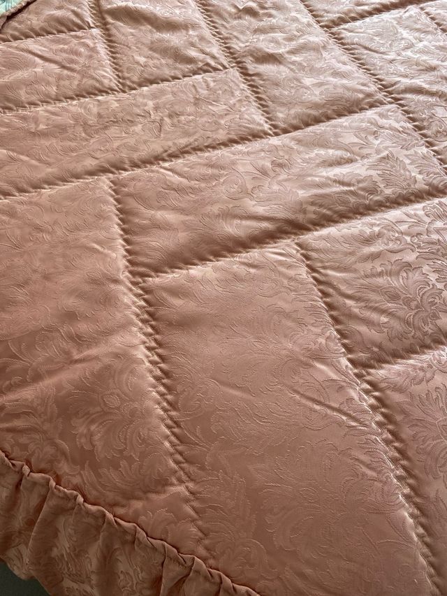 Edredón rosa de Reig Marti y tres fundas de cojín