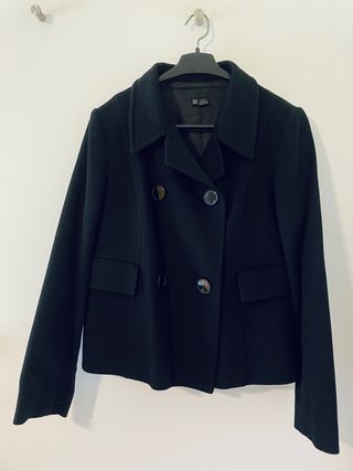 Chaqueta corta negra, dobke botonadura.