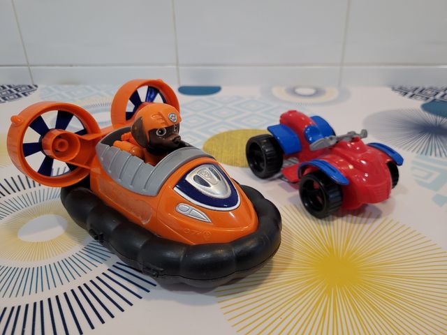 Lancha y moto patrulla canina