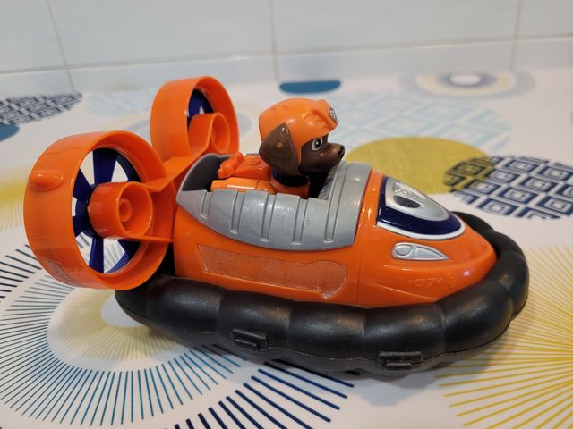 Lancha y moto patrulla canina