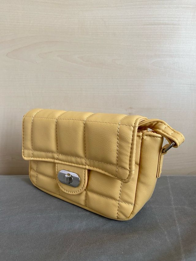 Bolso amarillo pequeño
