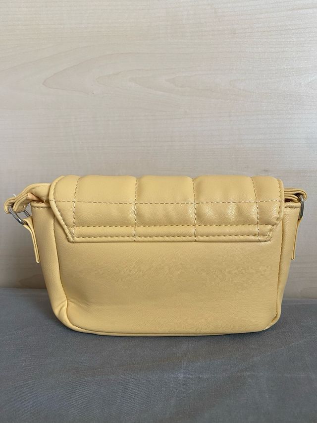 Bolso amarillo pequeño