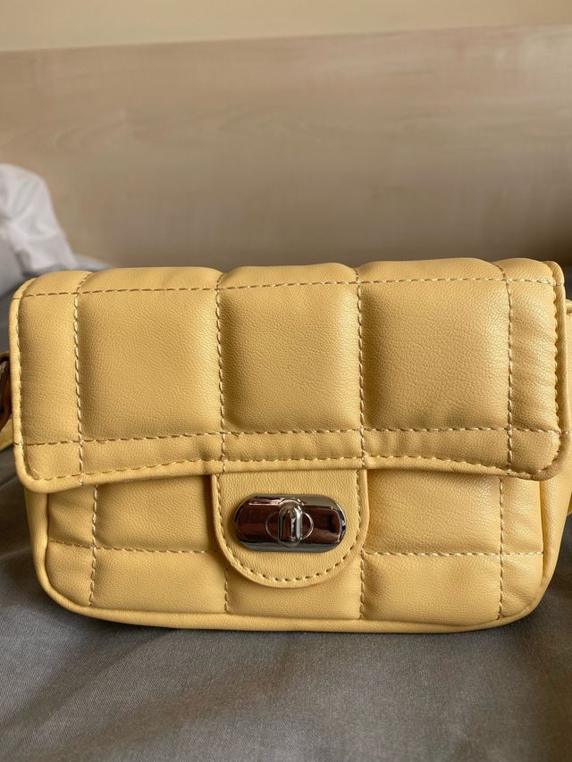 Bolso amarillo pequeño