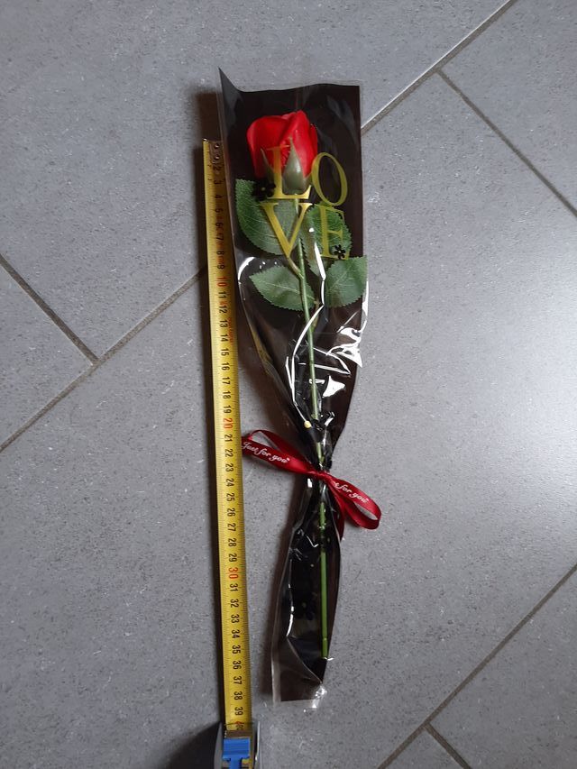 Rosa in plastica, confezionata perfettamente.