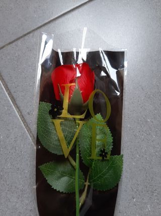 Rosa in plastica, confezionata perfettamente.