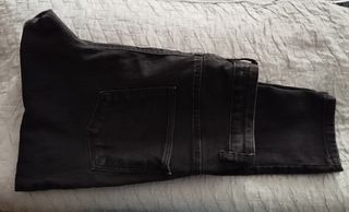 Pantalón vaquero negro
