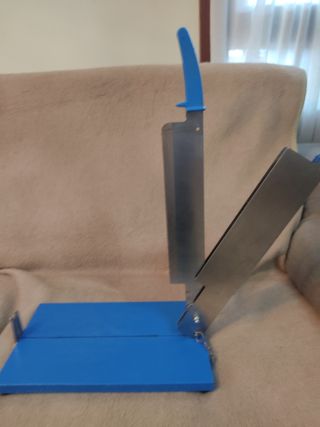 Cuchillo para cortar papel y otras materiales.