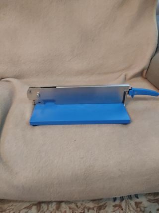 Cuchillo para cortar papel y otras materiales.