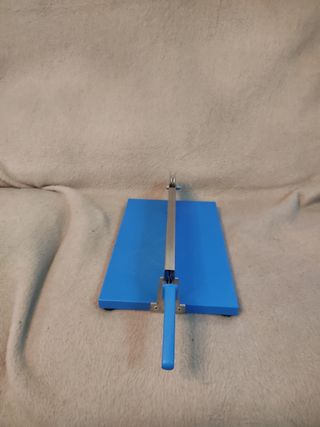 Cuchillo para cortar papel y otras materiales.